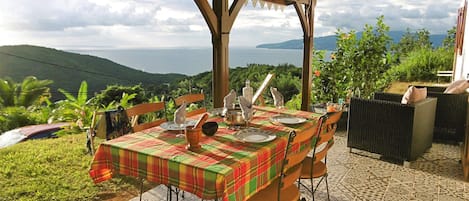 Une terrasse avec une superbe vue sur la mer des Caraïbes