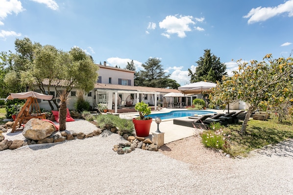 VILLA 245M2 sur grand terrain de 2300M2 entièrement climatisée .Piscine , spa .