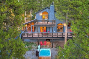 Gorgeous 5 Bedroom / 4 Bath Mountain Home with Jacuzzi and outdoor fire-pit.