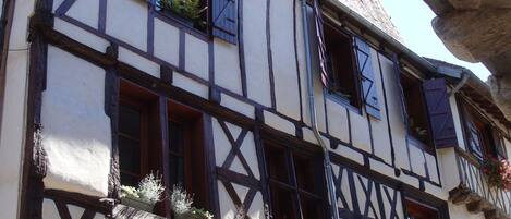 La Correze apartment, 2nd floor with shutters in heart of medieval Beaulieu