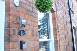 Lock box/key safe perfect for guests arriving by late flights. Enter when ever..