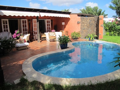 Fabulosa ,acogedora y lujosa villa con jardin con cesped y piscina.