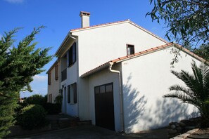 Seitenansicht Haus und Garage (Abstellraum mit Waschmaschine)