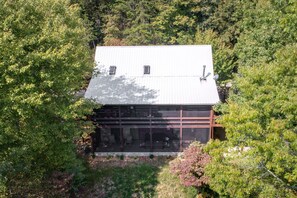 Private screened in porches great for enjoying the mountain 🏔 views.