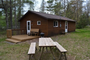 Fisherman's Cove cabin, with picnic table, deck and Weber type grill