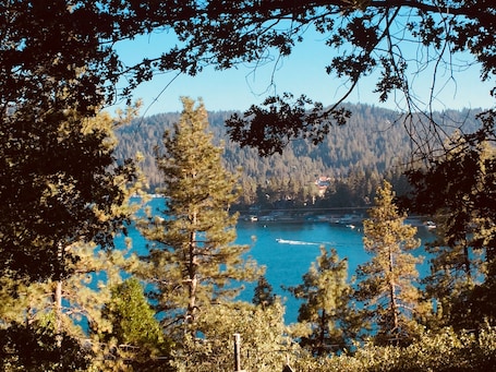 Image de l’hébergement CABINE AVEC VUE SUR LE LAC À COUPER LE PASS