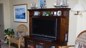 Enjoy cable stations and HBO on large flat screen TV. Games/puzzles add fun.