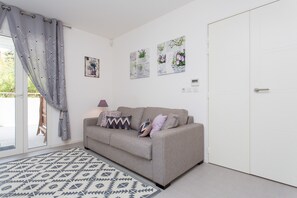 A 160x200 sofa bed to accommodate extra guests