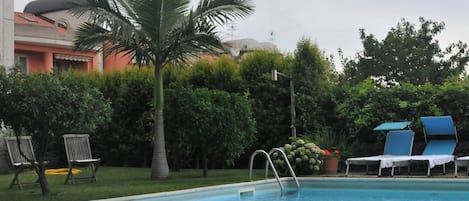 parco giardino con piscina