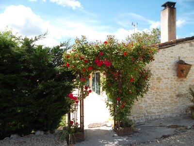 anciene Haus, in Stein, umgeben von Mauern, in einem ruhigen Dorf