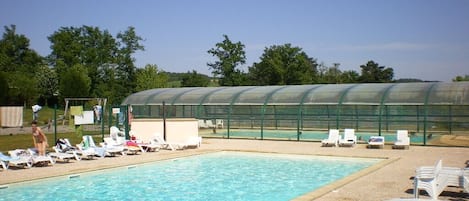 Accès libre aux 2 Piscines, dont une est chauffée et couverte