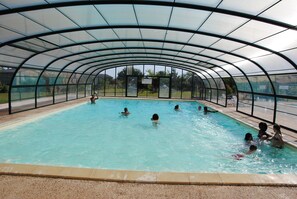 Grande piscine couverte et chauffée