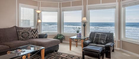 Living room w/panoramic view.