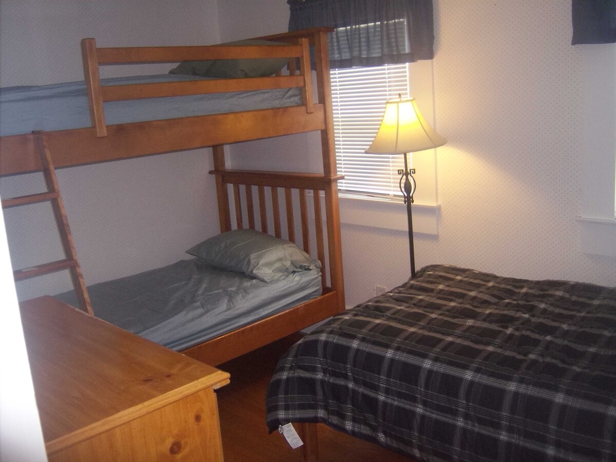 Short stroll to public and private beaches, cottage in Dennisport