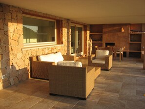 Veranda equipped with a built-in barbecue and a wonderful front sea view