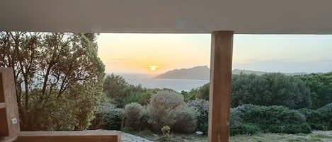 Vista mare e veranda da dentro la casa