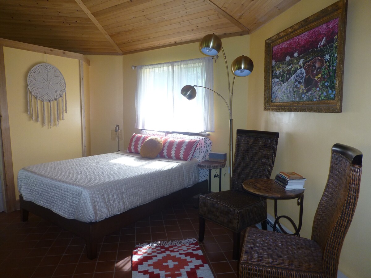 Cozy, Artistic Retreat Surrounded By Waterfalls, Orchards And Gardens