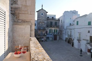 Balcony on Piazza vittorio Emanuele, Cisternino