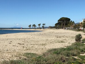 playa muy tranquila a 100 m del apartamento