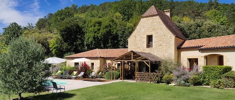 Le Hibou Heureux, view of house and garden, pool