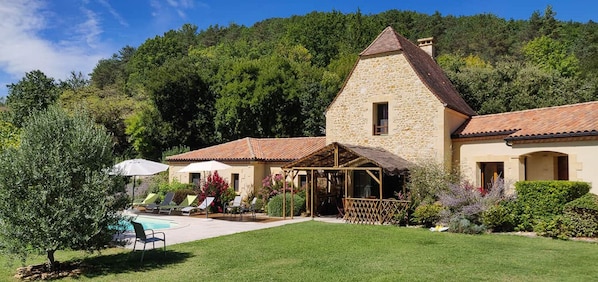 Le Hibou Heureux, view of house and garden, pool