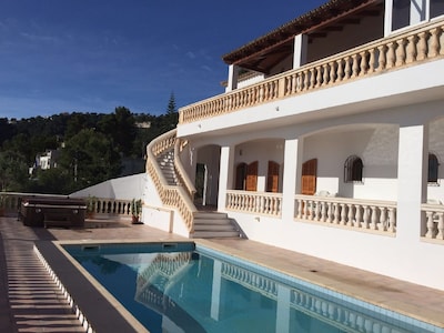 Spacious villa in a quiet location with fantastic sea views and whirlpool / pool