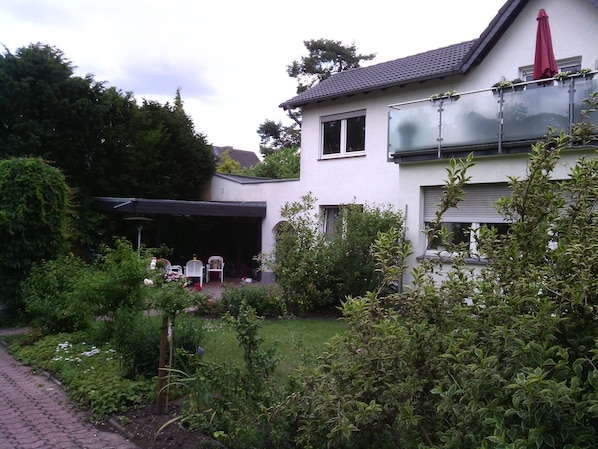 Garten mit Blick auf Apartment und Pergula, der Bereich kann mitgenutzt werden.