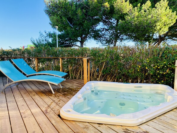 Outdoor spa tub