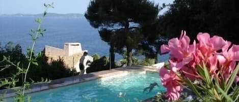 piscine et grande terrasse vue mer