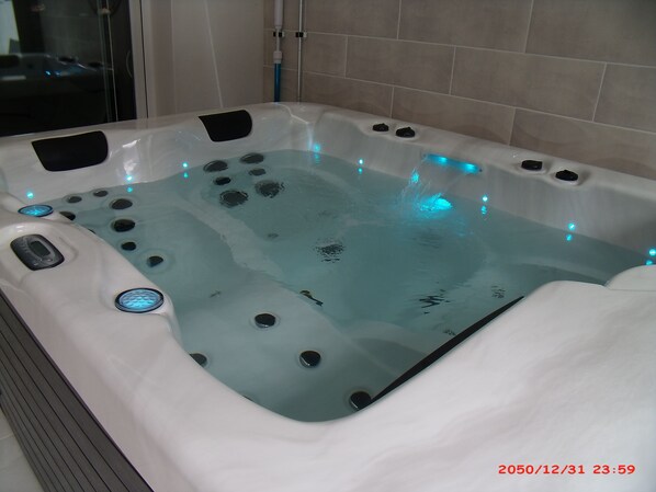 JACUZZI SOUS LA VÉRANDA  UTILISABLE TOUTE L ANNÉE 