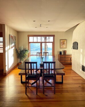 Dining room.