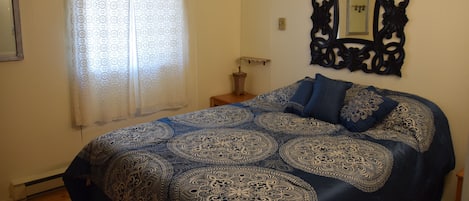 Bedroom with amazing Queen size mattress.