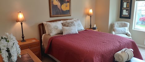 Master bedroom has queen size bed, mountain view 