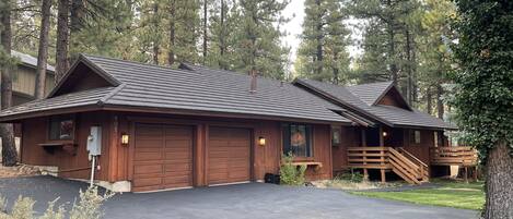 Luxury Mountain Home - 4 Bedrooms, 3 Full Bathroom, Separate Den & Kitchenette