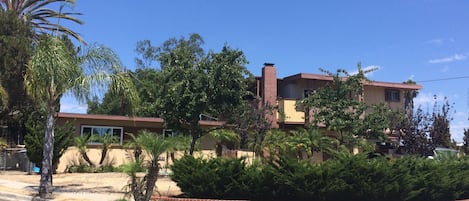 Nice house in a great area 15 minutes from beaches, Gaslamp, Zoo & much more!