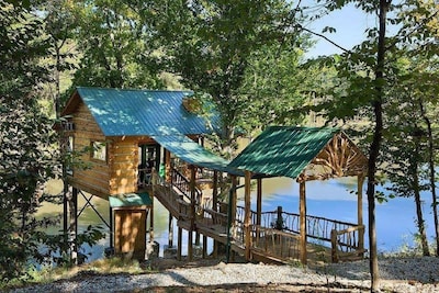 1 BEDROOM 1 BATH, TREE-CABIN BY A 20 ACRE PRIVATE LAKE