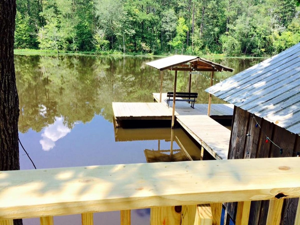 1 BEDROOM 1 BATH, TREE-CABIN BY A 20 ACRE PRIVATE LAKE