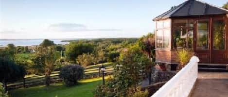 Magnificent panoramic view over the lake Shannon from the house