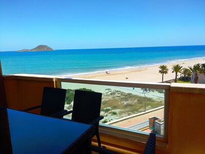 Apartamento en primera línea de playa con WiFi, impresionantes vistas al mar y a la playa