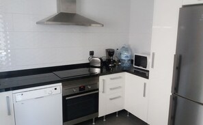 Spacious fridge, stove and oven, dishwasher, microwave etc.