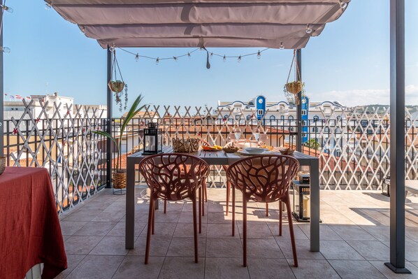 Outdoor dining