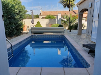 Elegante casa con jardín mediterráneo, barbacoa, piscina privada y clima.