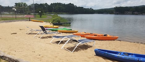 FREE kayaks,volley,basket& pickleball & beach/putt putt/shuffle brd/horse shoe 