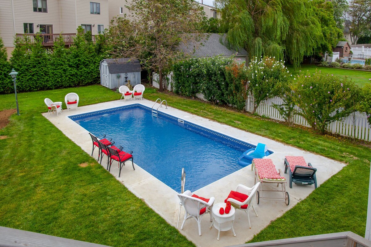 Beach House & Pool! Relaxing spacious house! Saltwater pool! Great location.