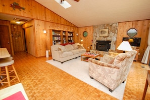 GREAT ROOM W/GAS LOGS FIREPLACE