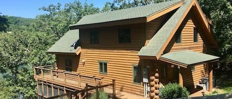 Front view of Edgewater Lodge from driveway and parking area.