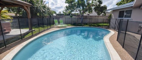 Great pool with Child Safety Fence--heated daily in winter!