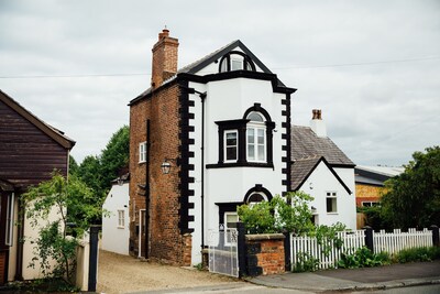 Langs Hall, charming 3-bedroom cottage, Leyland, Lancashire, 10 mins from M6
