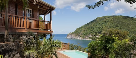 Piscine vue sur mer.