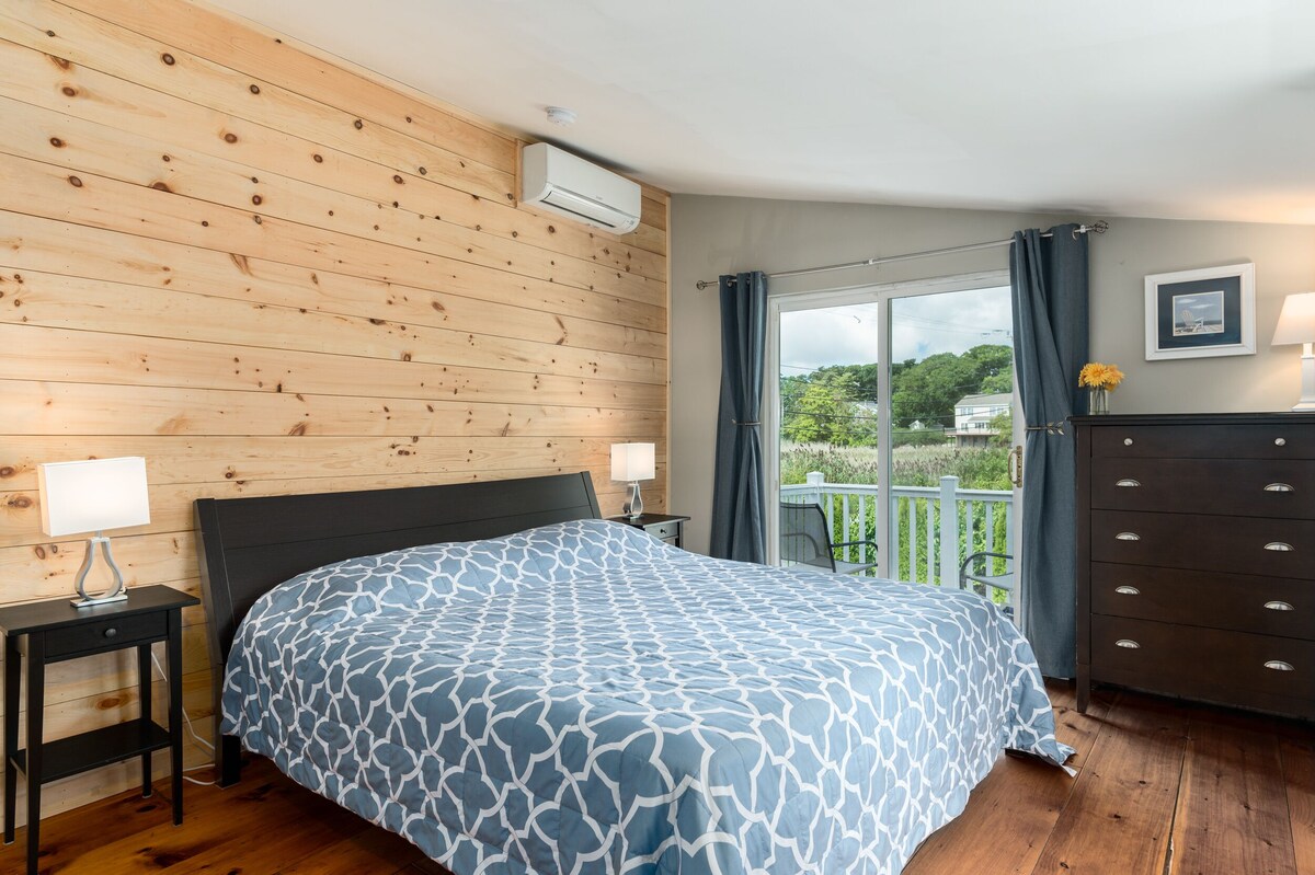 Steps to Good Harbor Beach, 5 Bedrooms, Air Conditioning, Large Deck, Fire Pit